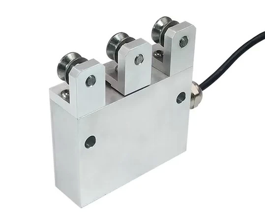Kde mohu použít malý elektronický senzor napětí efektivně?