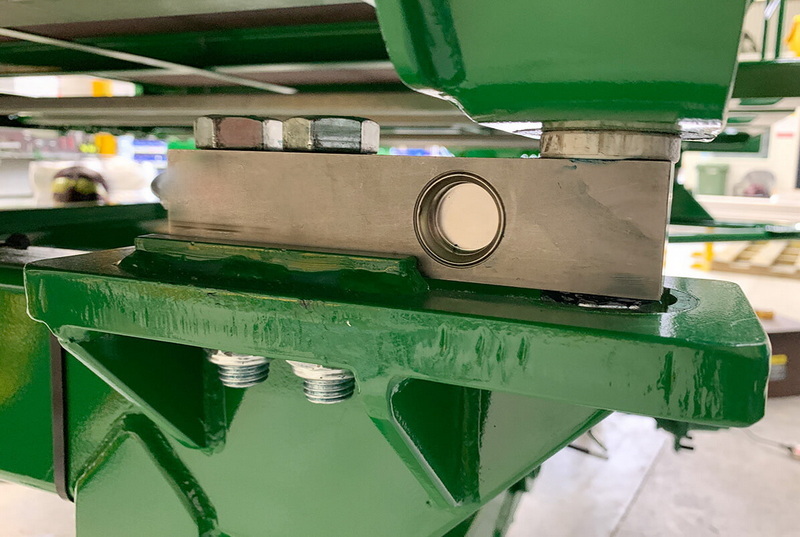 remove load cell on auggie feed wagon_4